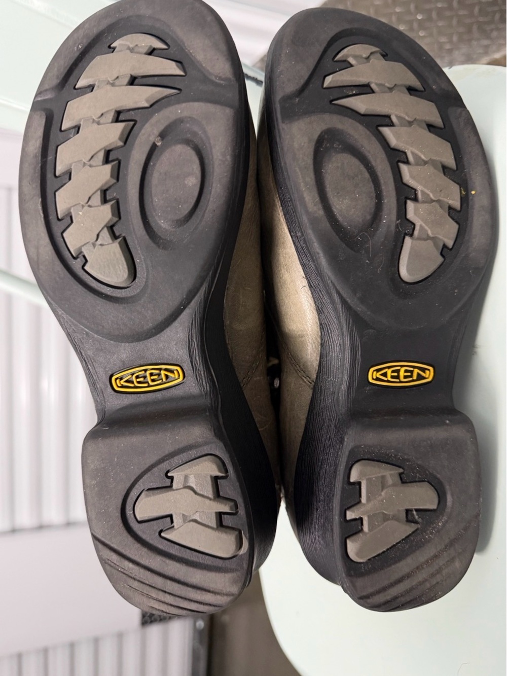 KEEN Tyretread leather boots, size 8 in greige - Picture 5 of 8